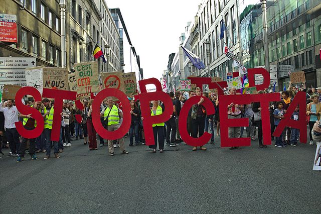 Brüksel, Belçika'daki CETA'yı durdurun protestosundan bir kare