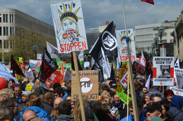 Almanya, Hannover'de TTIP karşıtı bir gösteriden kare
