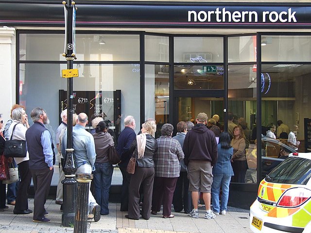 Finansal kriz sırasında birikimlerini geri çekmek için Birleşik Krallık'taki bir Northern Rock şubesinin önünde kuyrukta bekleyen insanlar.