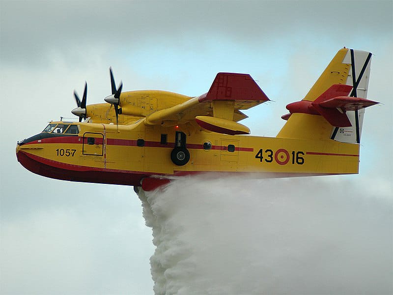 THK'ya ait CL-215 Yangın Söndürme Uçağı